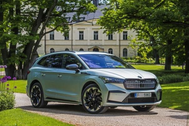 Sina Frei ab sofort auf den Schweizer Strassen mit einem Škoda Enyaq SportLine 85x vollelektrisch unterwegs